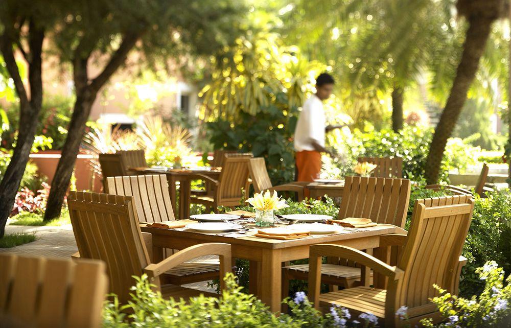 Cidade De Goa - IHCL SeleQtions Santa Cruz Buitenkant foto Outdoor dining at the Four Seasons Hotel