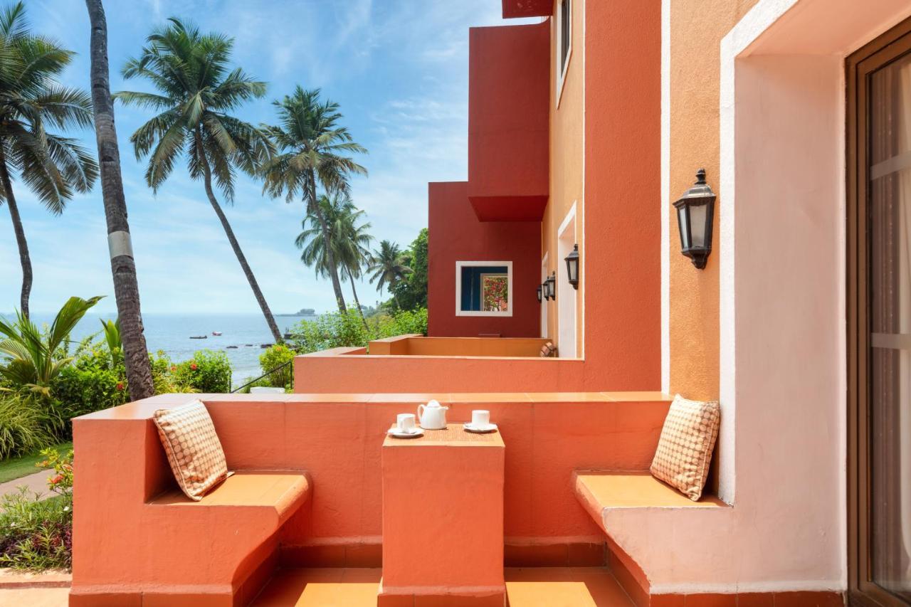 Cidade De Goa - IHCL SeleQtions Santa Cruz Buitenkant foto A view of the beach from the hotel