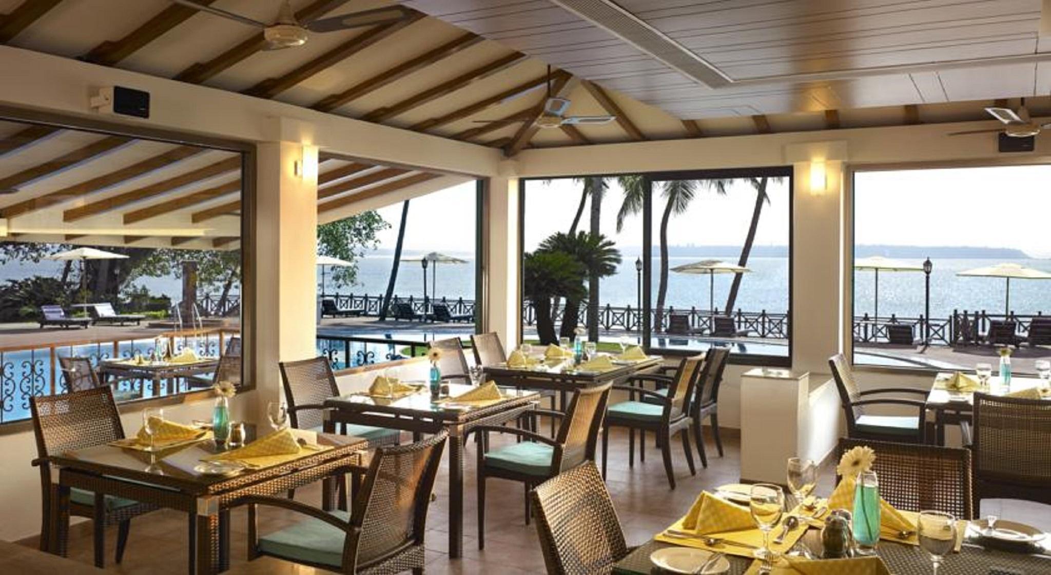 Cidade De Goa - IHCL SeleQtions Santa Cruz Buitenkant foto The Bayview lounge at Mumbai airport